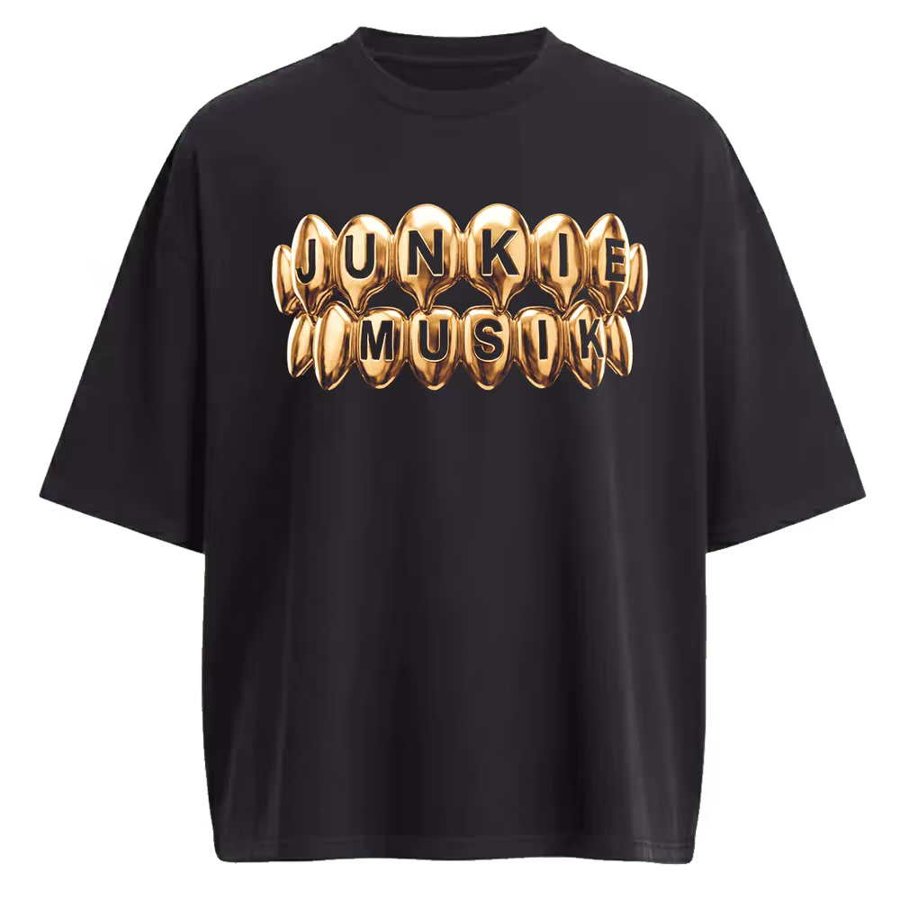 T-shirt nera di Junkie Musik con i denti d'oro